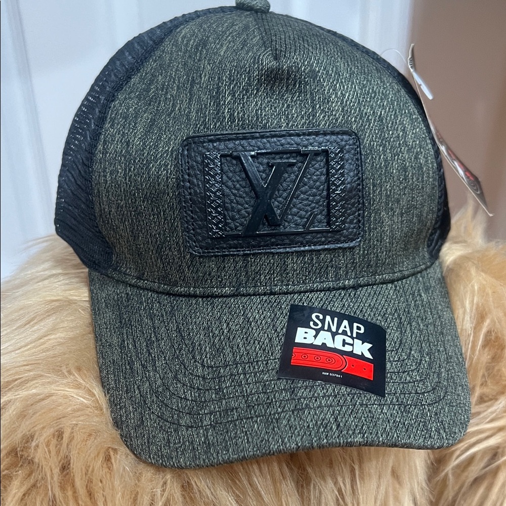 NWT😀Green and Black Snapback Cap with LV logo